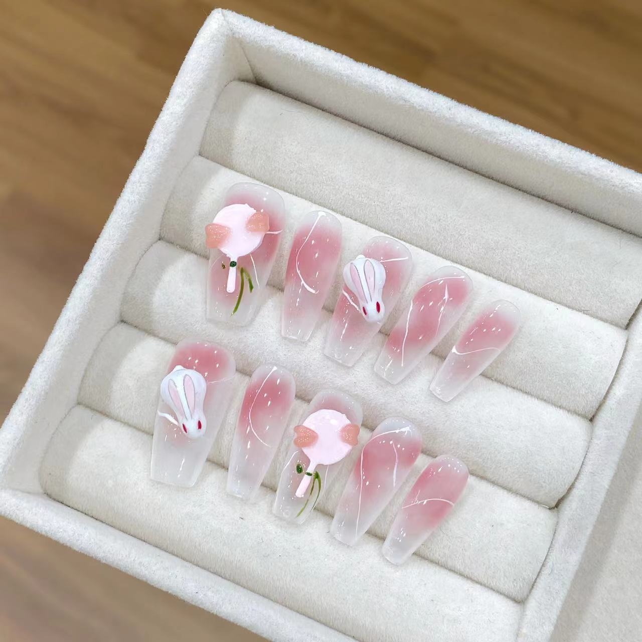 纯手工穿戴甲手绘晕染兔子水钻轻奢气质美甲贴片