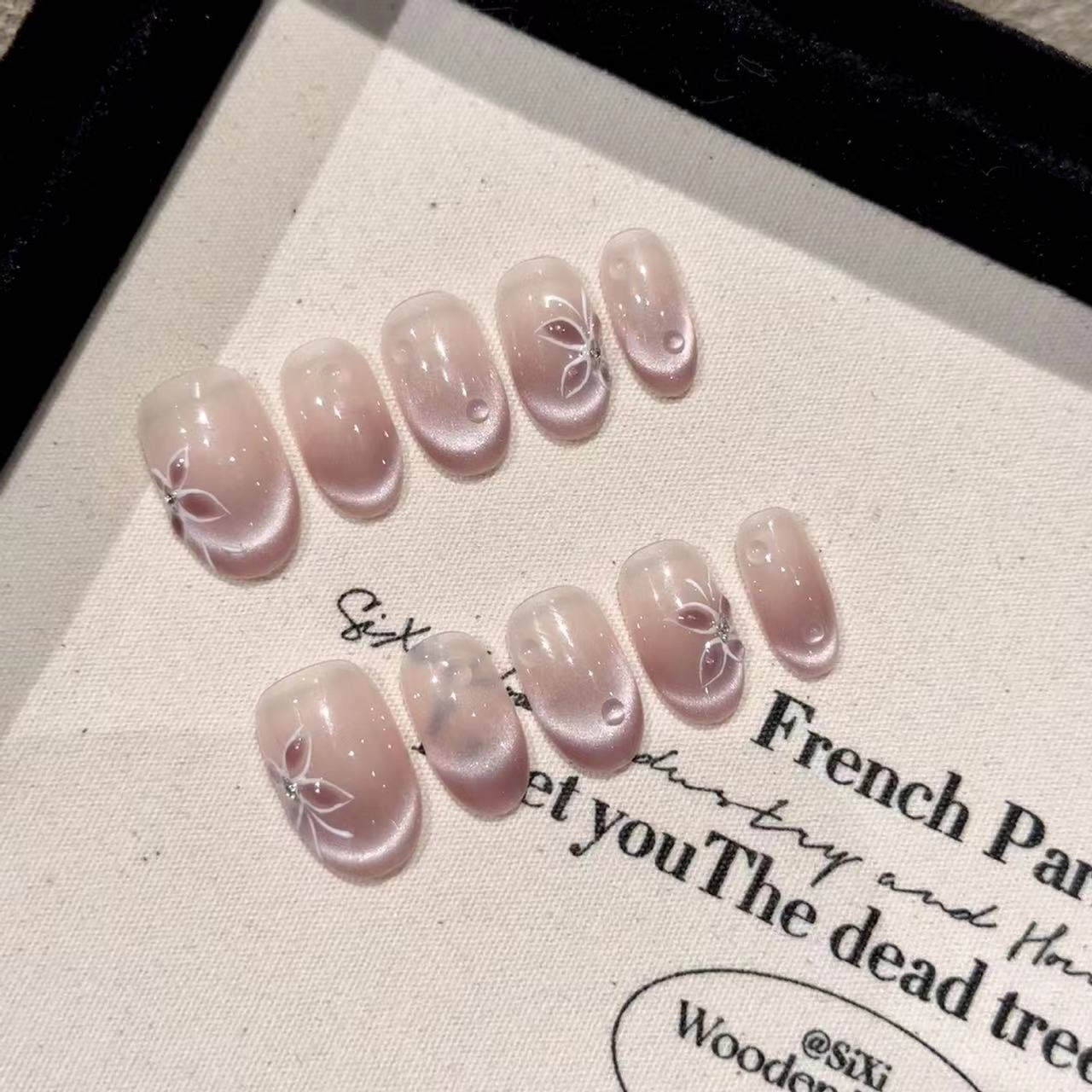 【桃之夭夭】纯欲爱心蝴蝶玻璃珠猫眼手工穿戴甲短款豆豆美甲贴片