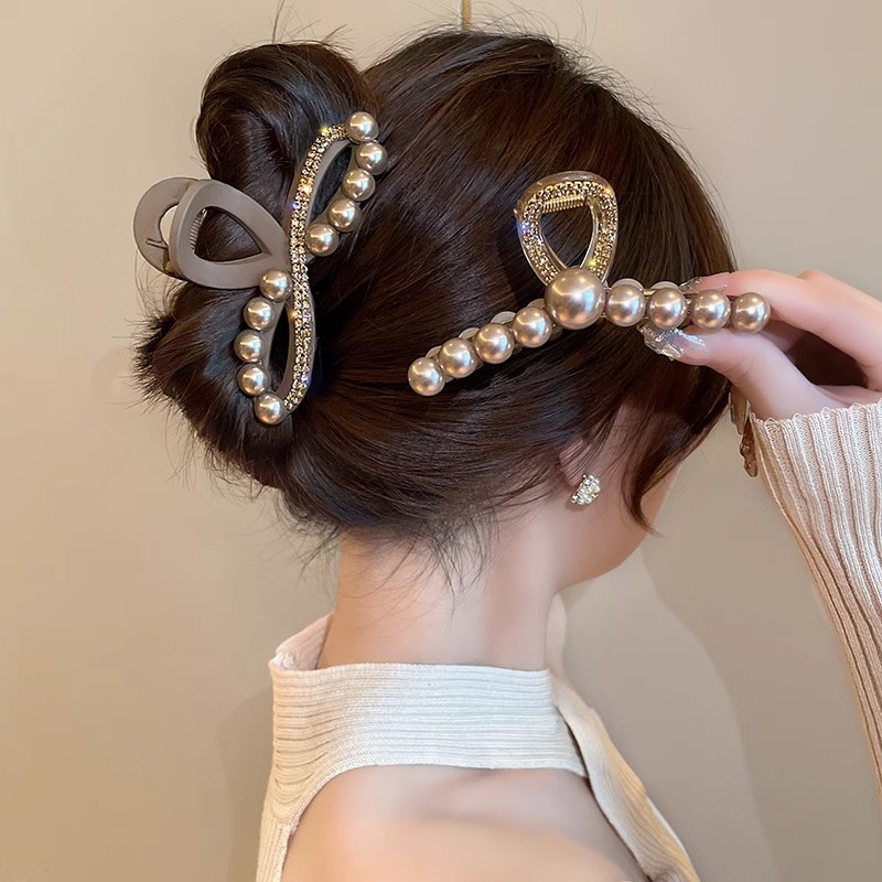 秋冬亚克力咖色珍珠水钻抓夹女