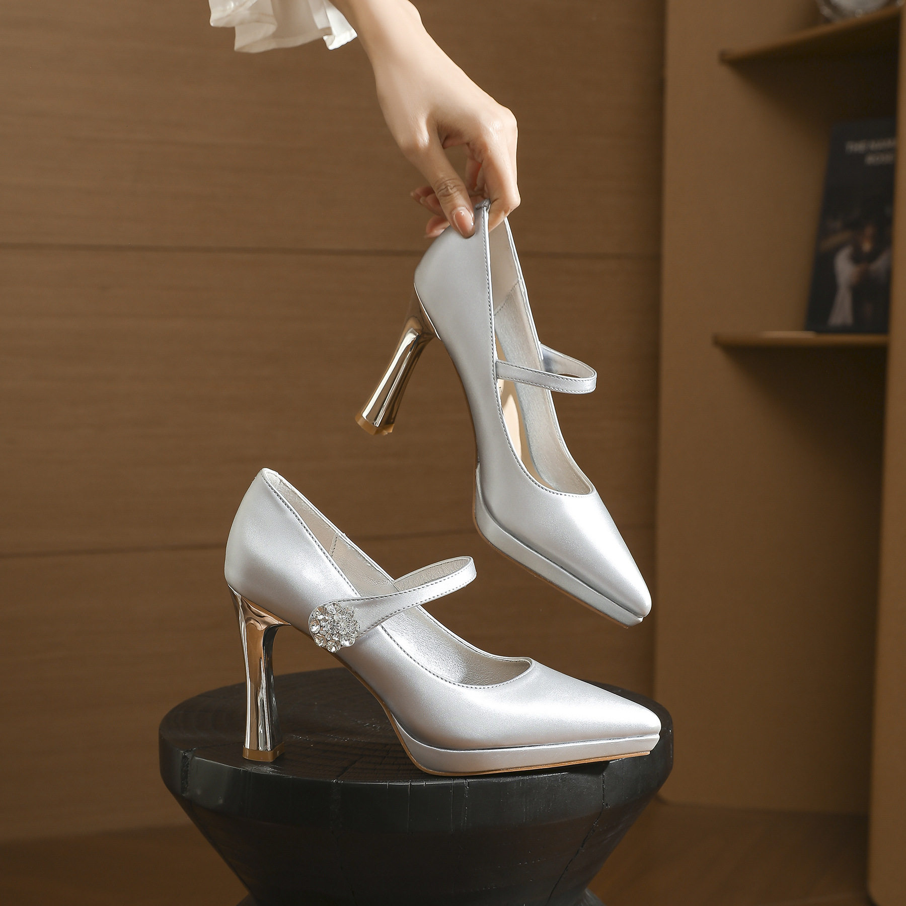 粗跟2026新款尖头玛丽珍鞋不累脚银色防水台浅口10cm职业工作单鞋