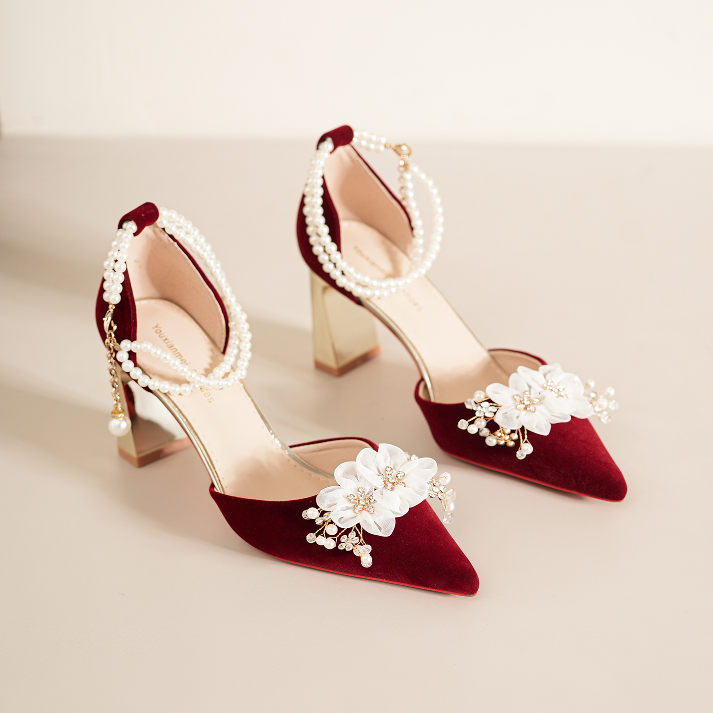 花朵珍珠红色秀禾婚鞋女一字带粗跟中式礼服不累脚绒面高跟新娘鞋,女鞋,时装凉鞋,淘宝优惠券,粉丝福利购,淘宝优惠卷