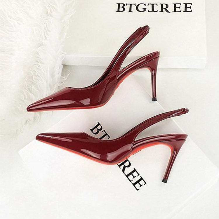 红底高跟鞋漆皮酒红色鞋子配裙子