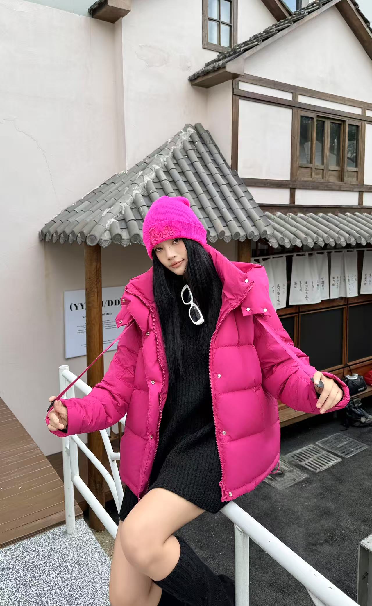 反季促销2025新款羽绒服女短款连帽加厚保暖白鸭绒面包服火龙果色