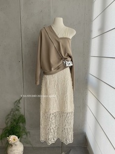 花瓣蕾丝拼接半身裙套装 Y.JIA 伊嘉设计感休闲宽松斜肩蕾丝卫衣