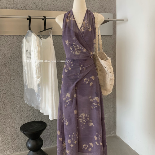 挂脖显瘦碎花连衣裙+背心两件套