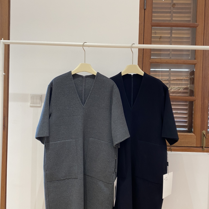 一起冬上新简约V领宽松廓形套头连衣裙（含70澳毛）安静66076