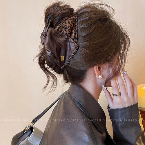 轻奢皮质豹纹三角抓夹女高级感