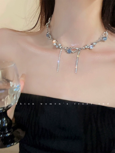 Демисезонная подвеска, ожерелье, небольшой дизайнерский аксессуар, лунный камень, тренд сезона