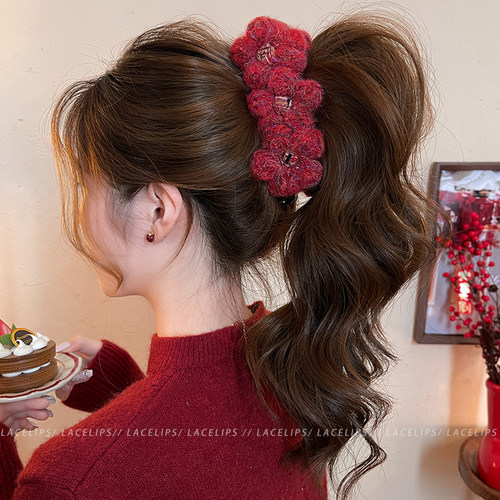 红色毛绒花朵香蕉夹抓夹女高级感