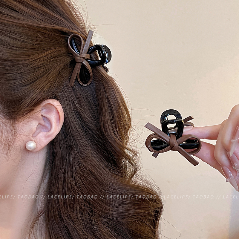 皮质蝴蝶结碎发抓夹女高级感