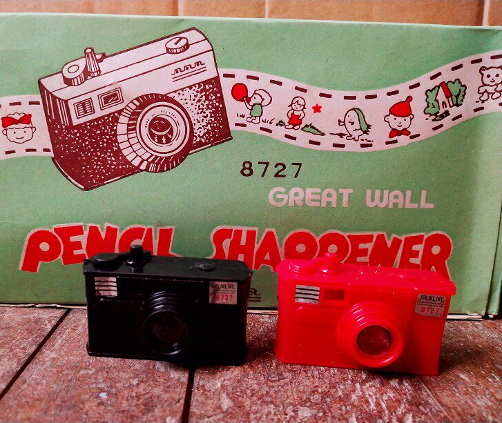 1980년대 1990년대 아이들의 손으로 직접 만든 향수를 불러일으키는 클래식 플라스틱 연필깎이 연필깎이 대패 등 다양한 옛날 물건들이 입고되어 있습니다