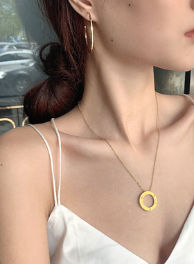 ZOXI轻奢圆形大饼项链小众设计感高级玫瑰金不掉色毛衣链2025新款