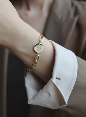 ZOXI网红精致高级感不对称圆牌手链轻奢小众女士2025年新款男款