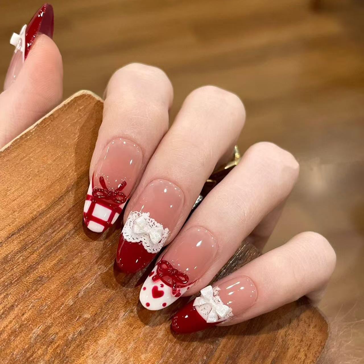 法式穿戴甲红色蝴蝶结美甲