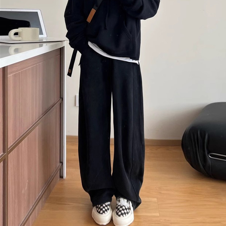 黑色运动卫裤女大码秋冬2024新款胖妹妹mm宽松显瘦休闲阔腿镰刀裤