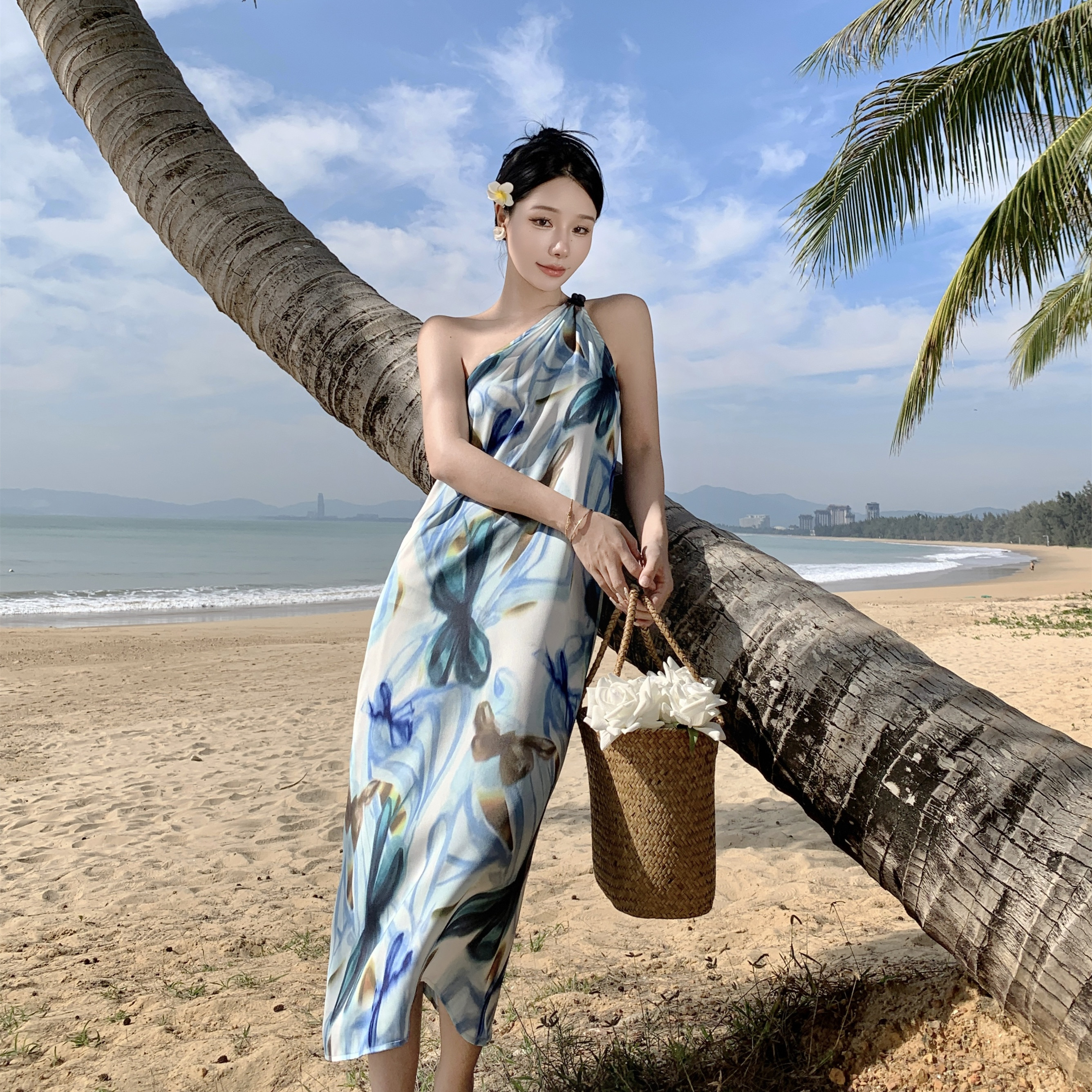三亚度假海滩裙法式小众水墨油画斜肩设计连衣裙云南旅游穿搭衣服