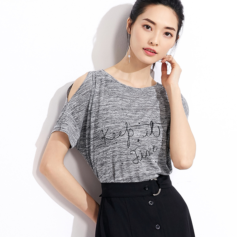 【新品價59元】2018夏季字母短袖灰色針織T恤漏肩上衣女寬松韓范