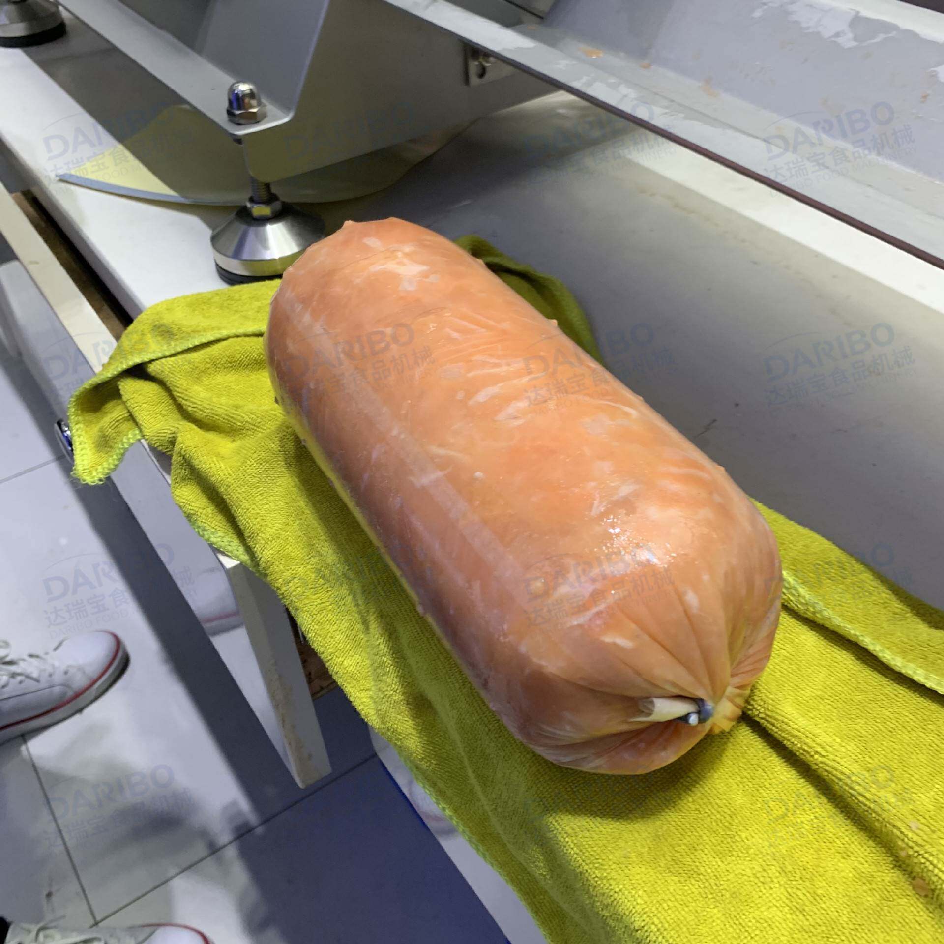 *不锈钢料理牛排羊肉卷填充组合机 商用大块雪花牛肉灌装肠衣设备