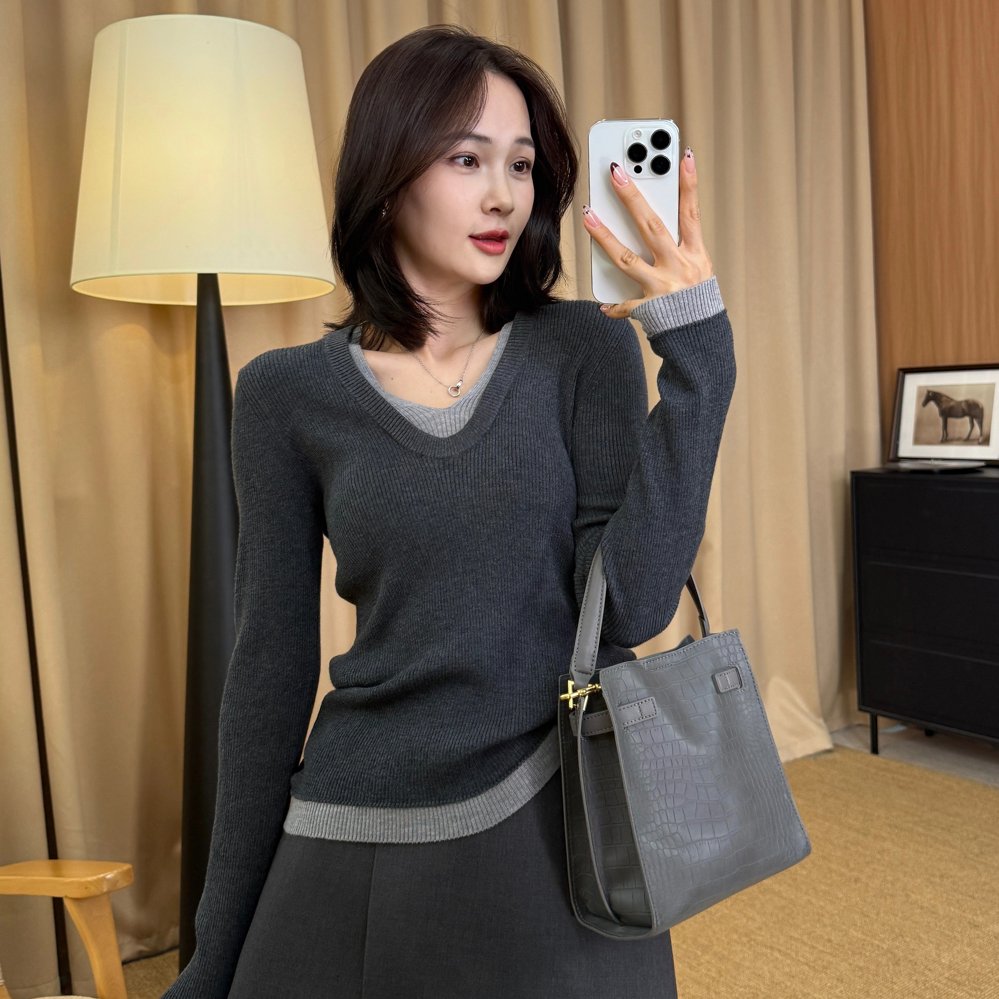 【一比Eby】假两件拼色V领长袖针织衫打底衫新款毛衣上衣女251468