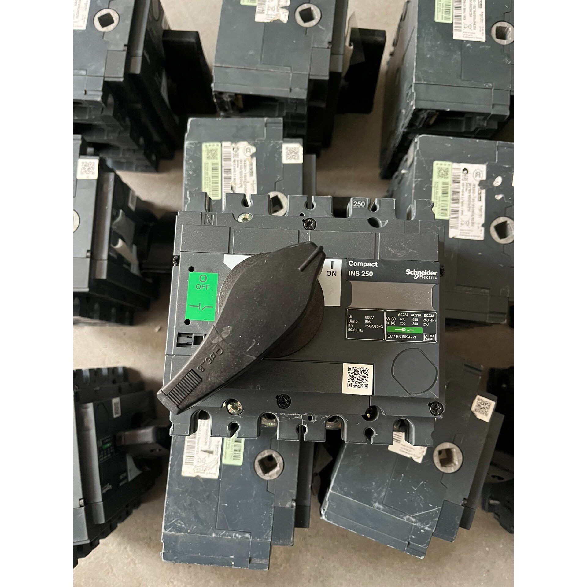 施耐德负荷开关 INS 3P  隔离开关 黑色手柄 备件/咨询