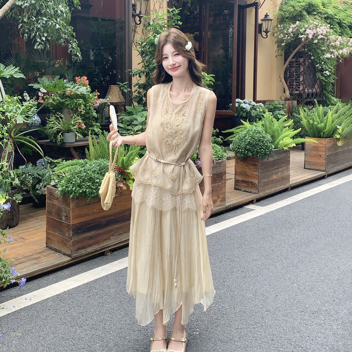 卡其色温柔知性风名媛套装女2026新款夏日镂空刺绣马甲半裙两件套