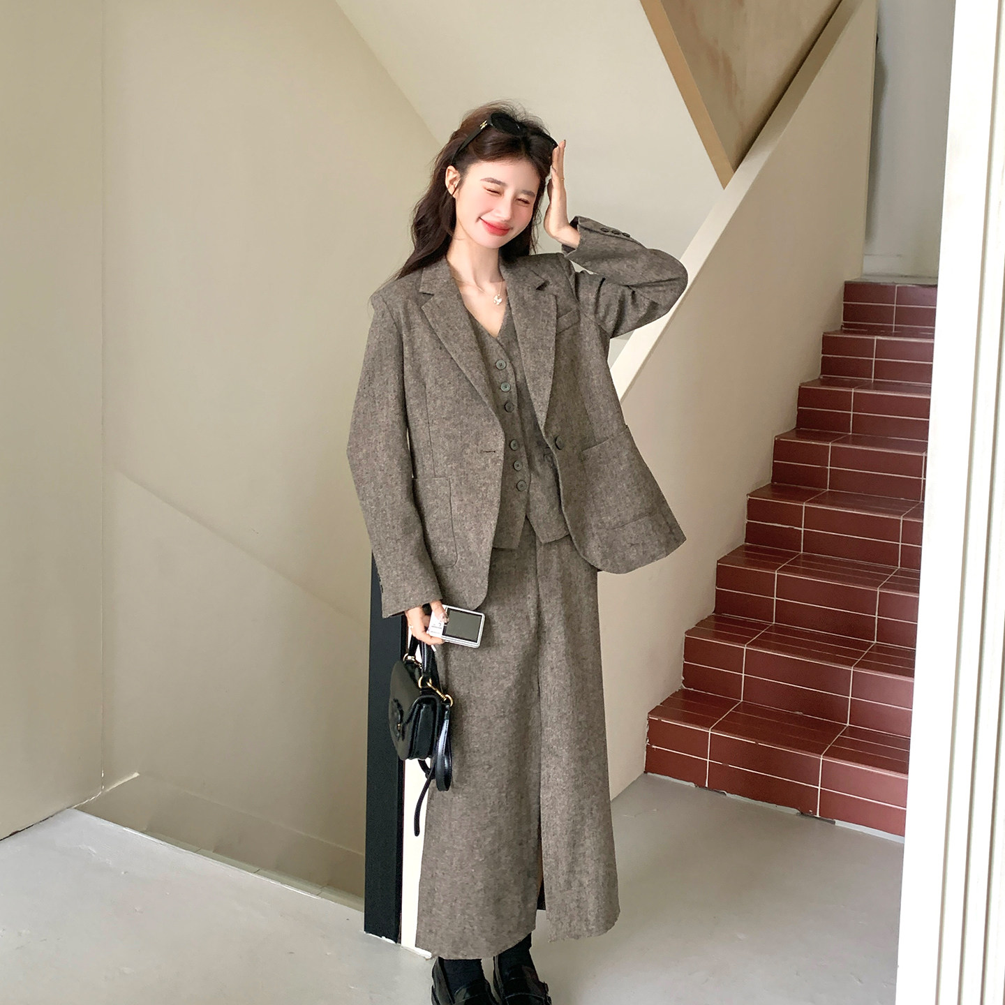 咖色轻熟高级感西装套装女2026春天新款上衣内搭马甲半身裙三件套