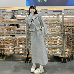 灰色简约运动套装女2026春新款韩系短款连帽上衣高腰半身裙两件套