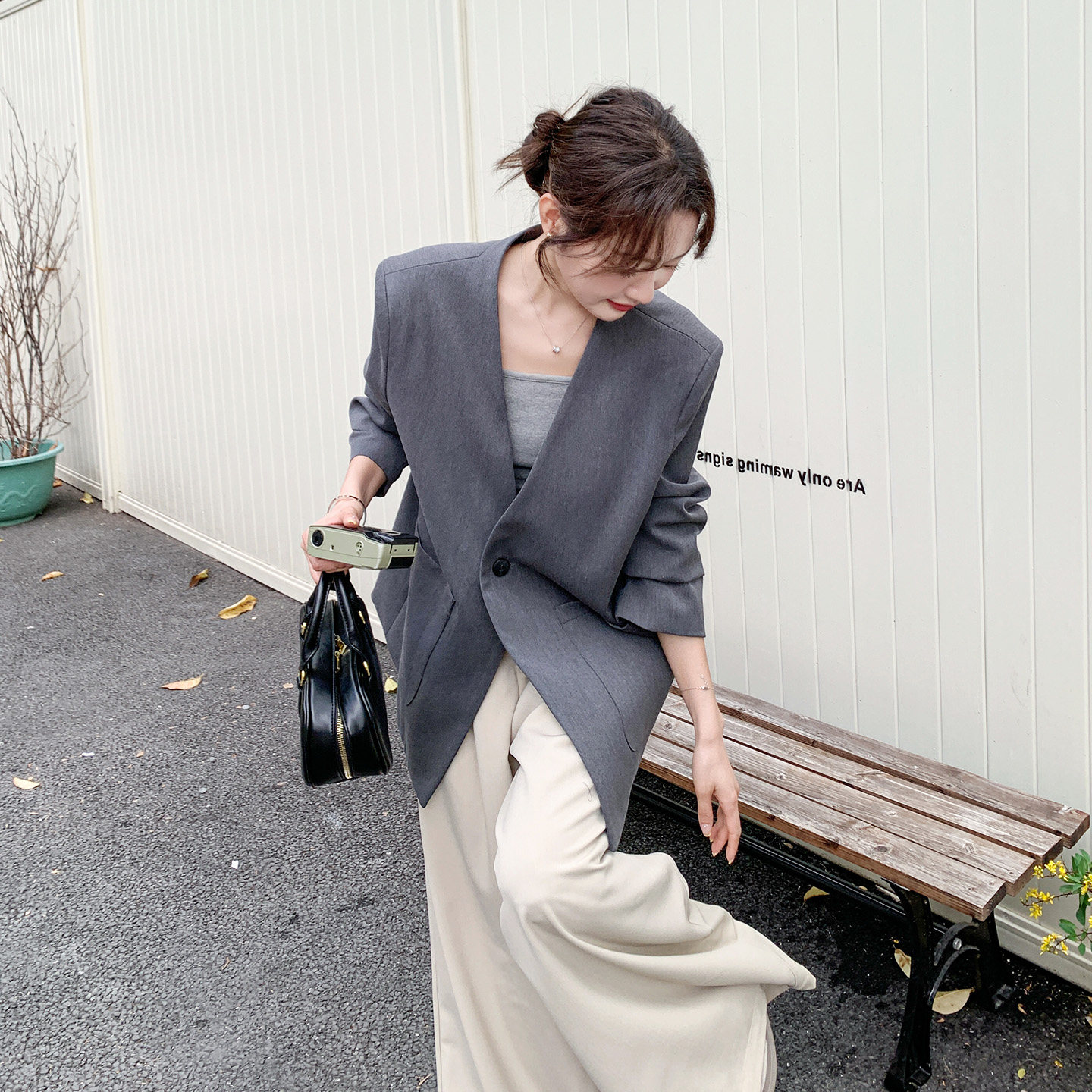 灰色职场穿搭时尚西装外套女2026春季新款韩版个性松弛感无领西服