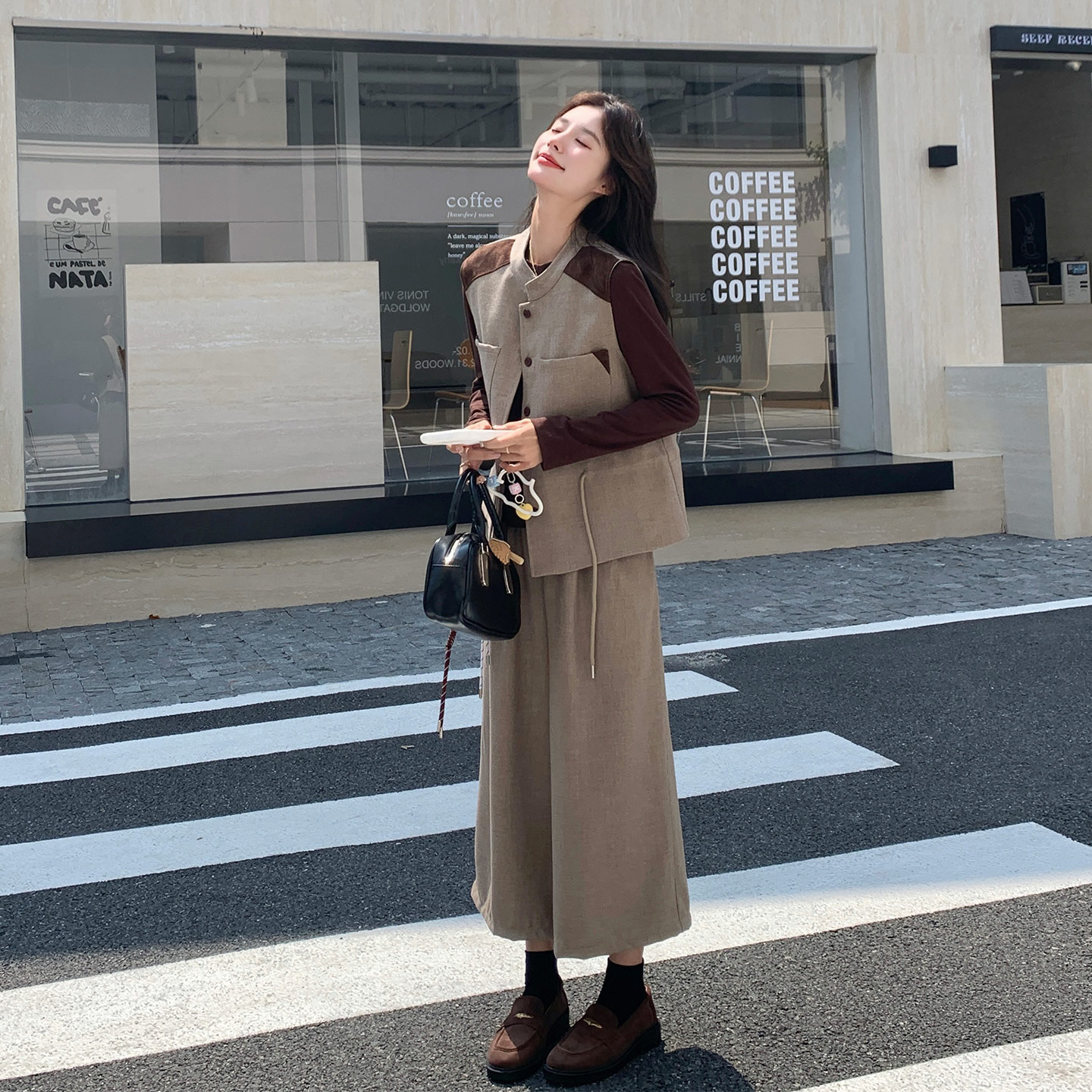 咖色率性干练酷飒风收腰马甲套装女2026新款打底衫阔腿裤三件套秋