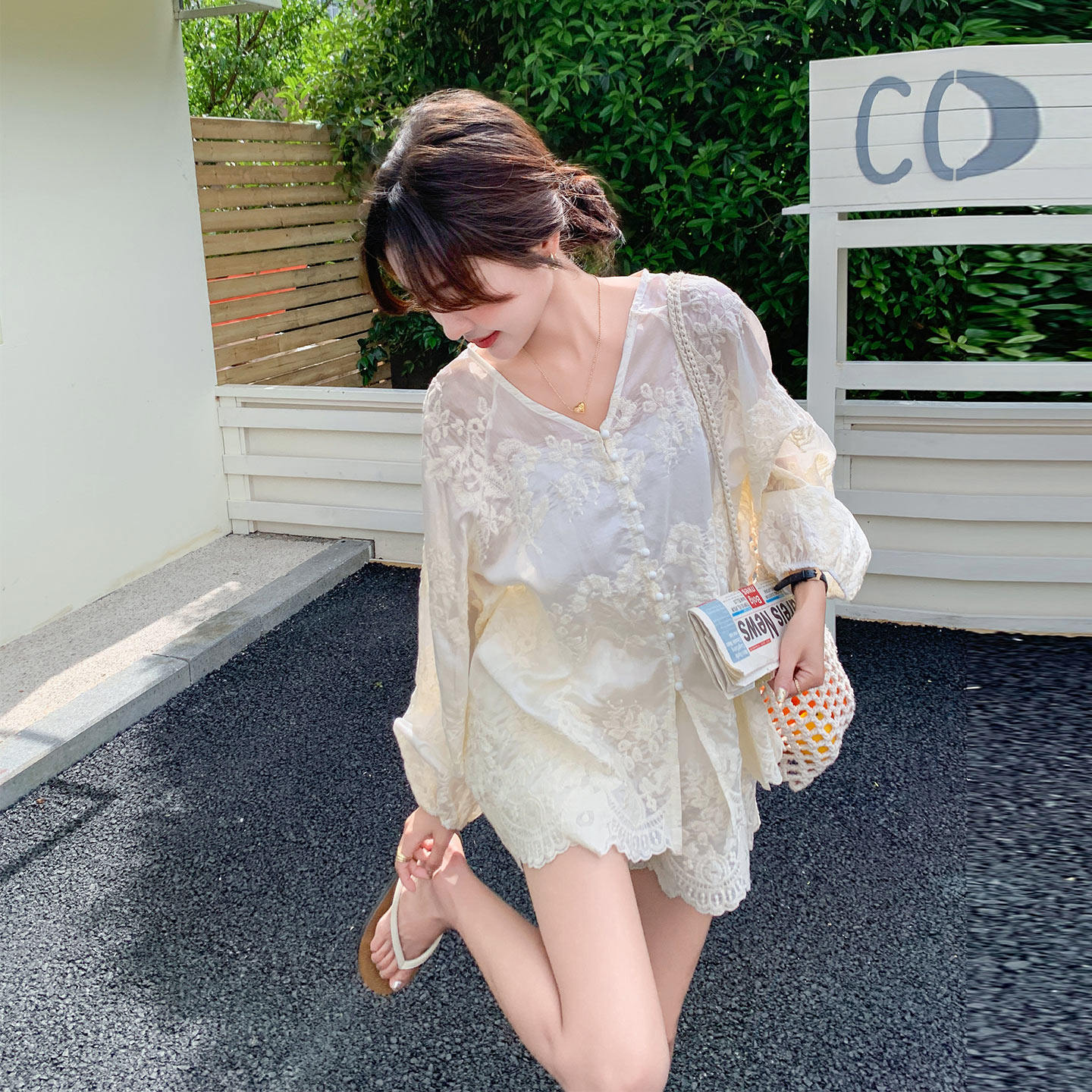 米白色法式小资度假风套装女2026春季新款V领绣花上衣短裤两件套
