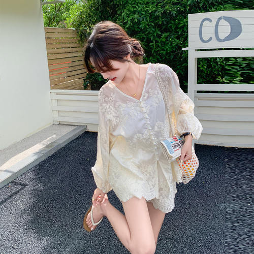 米白色法式小资度假风套装女2026春季新款V领绣花上衣短裤两件套