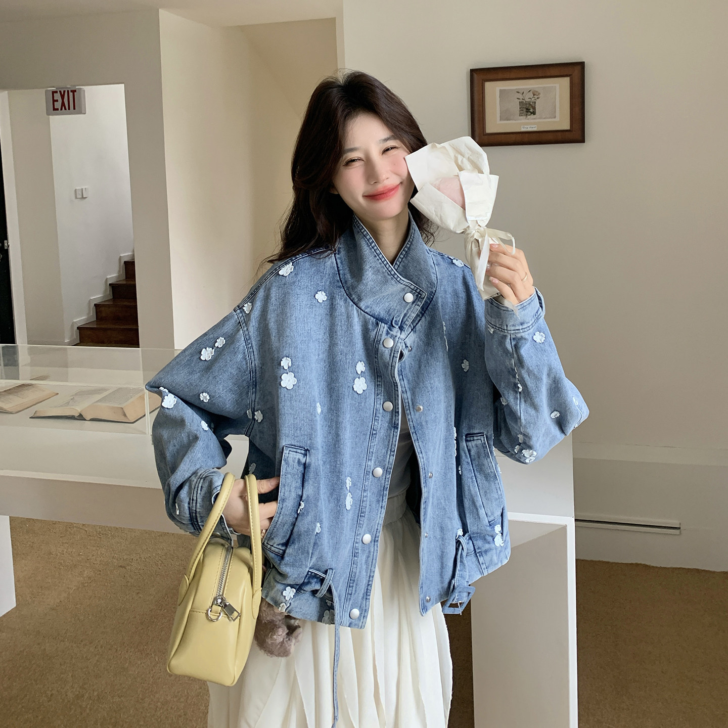 蓝色设计感俏皮减龄牛仔外套女2026春季新款撞色立体绣花时尚夹克