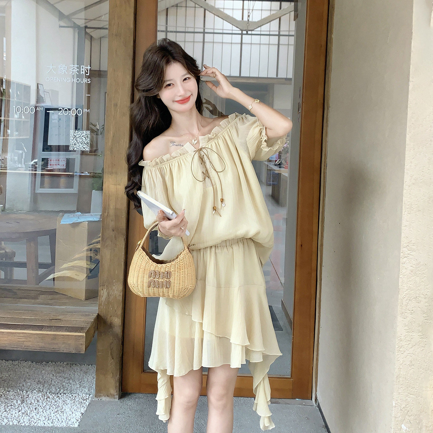 黄色明媚减龄旅游套装女2026新款荷叶边露肩上衣不规则短裙两件套