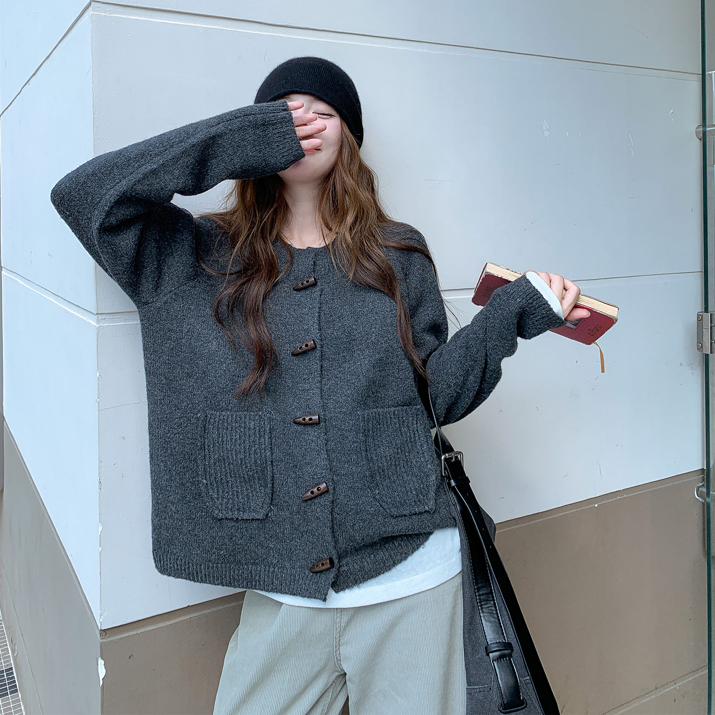 深灰色轻熟慵懒风牛角扣外套女2026秋冬新款韩版温柔显瘦针织开衫