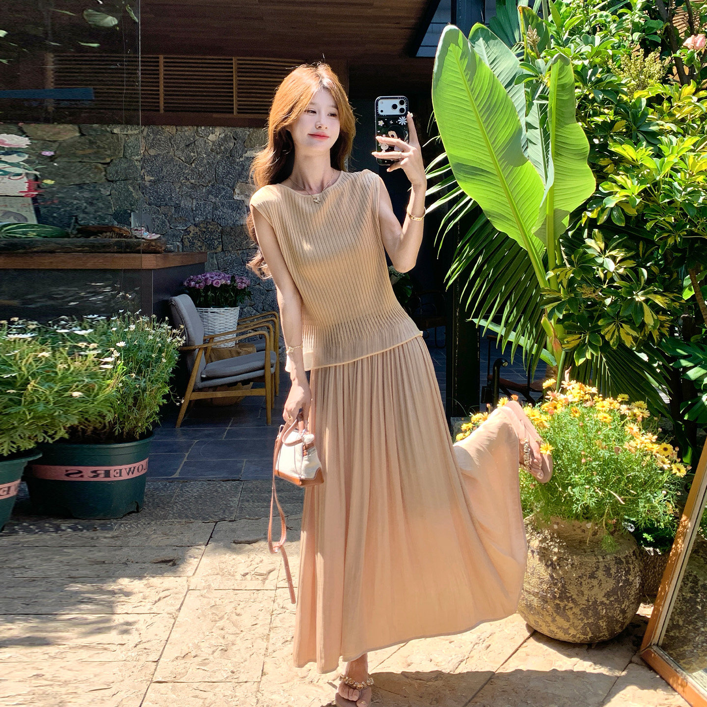 杏色温柔优雅风法式穿搭2026新款夏日设计感压褶背心半身裙两件套