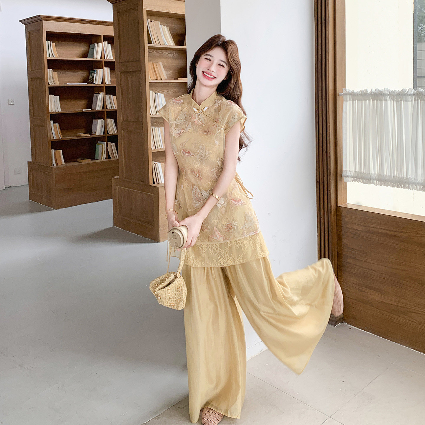 新中式温婉贵气感千金套装女2026新款蕾丝刺绣上衣阔腿裤两件套夏