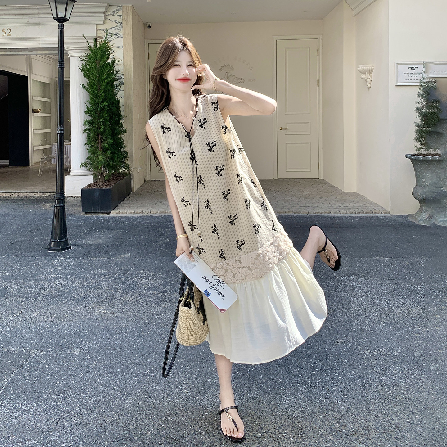 米色洋气时髦精蕾丝拼接连衣裙女2026新款初夏高级感重工刺绣长裙