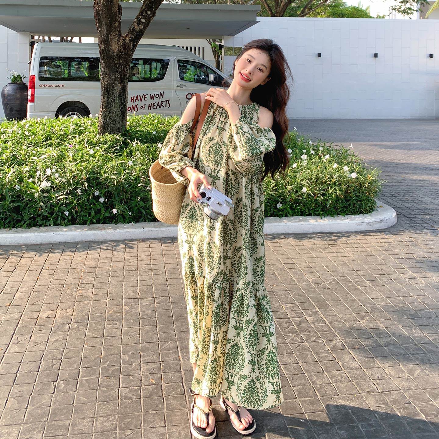 绿色绝美气质波西米亚印花连衣裙女2026夏季新款挂脖露肩气质长裙