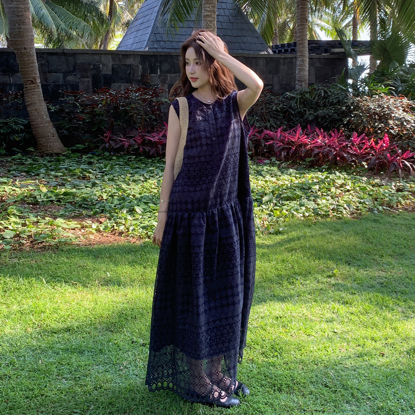 藏青色夏日减龄氛围感无袖连衣裙2026年新款海边度假风钩花背心裙