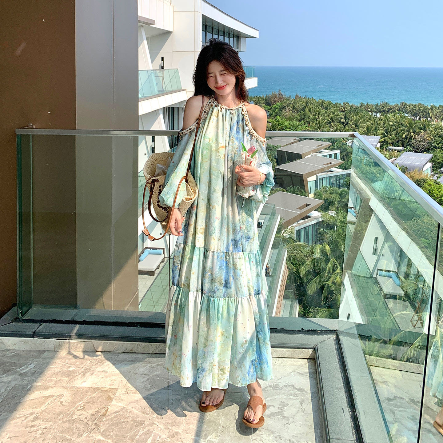 法式独特晕染风撞色印花连衣裙女2026夏新款度假挂脖露肩气质长裙