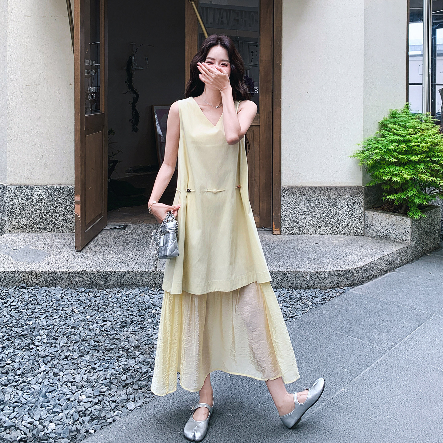 奶黄色别致设计感拼接假两件连衣裙女2026新款夏慵懒随性风背心裙