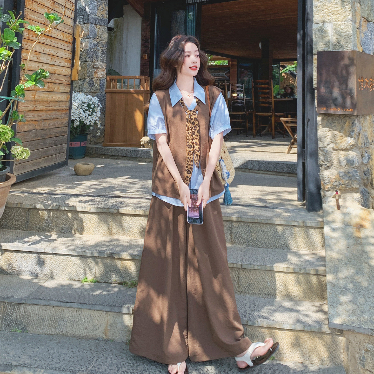 咖色简约松弛感马甲套装女2026初夏新款豹纹领结衬衫阔腿裤三件套