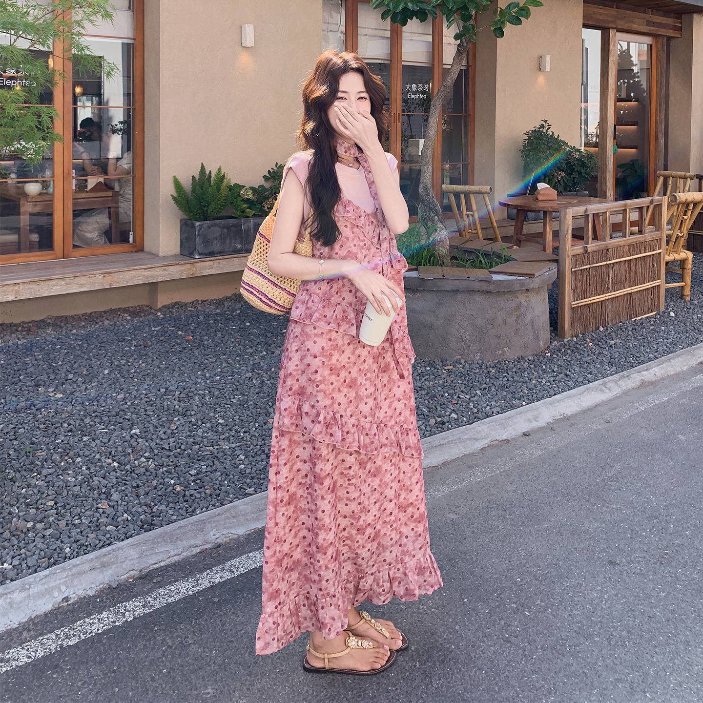 树莓粉夏日松弛感绝美穿搭2026新款法式无袖内搭波点吊带裙两件套