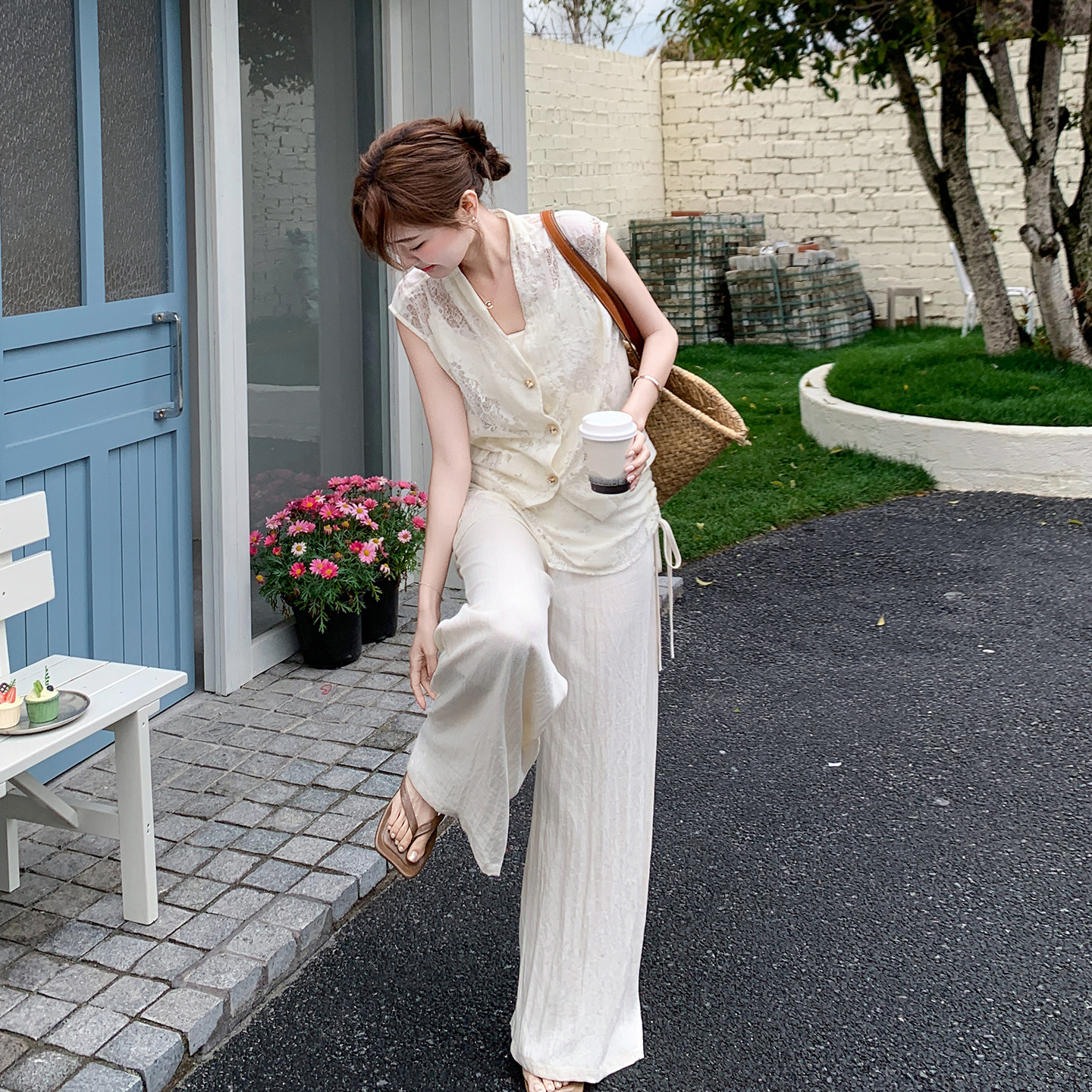 米白色高级感时尚套装女夏2026新款法式蕾丝马甲阔腿拖地裤两件套