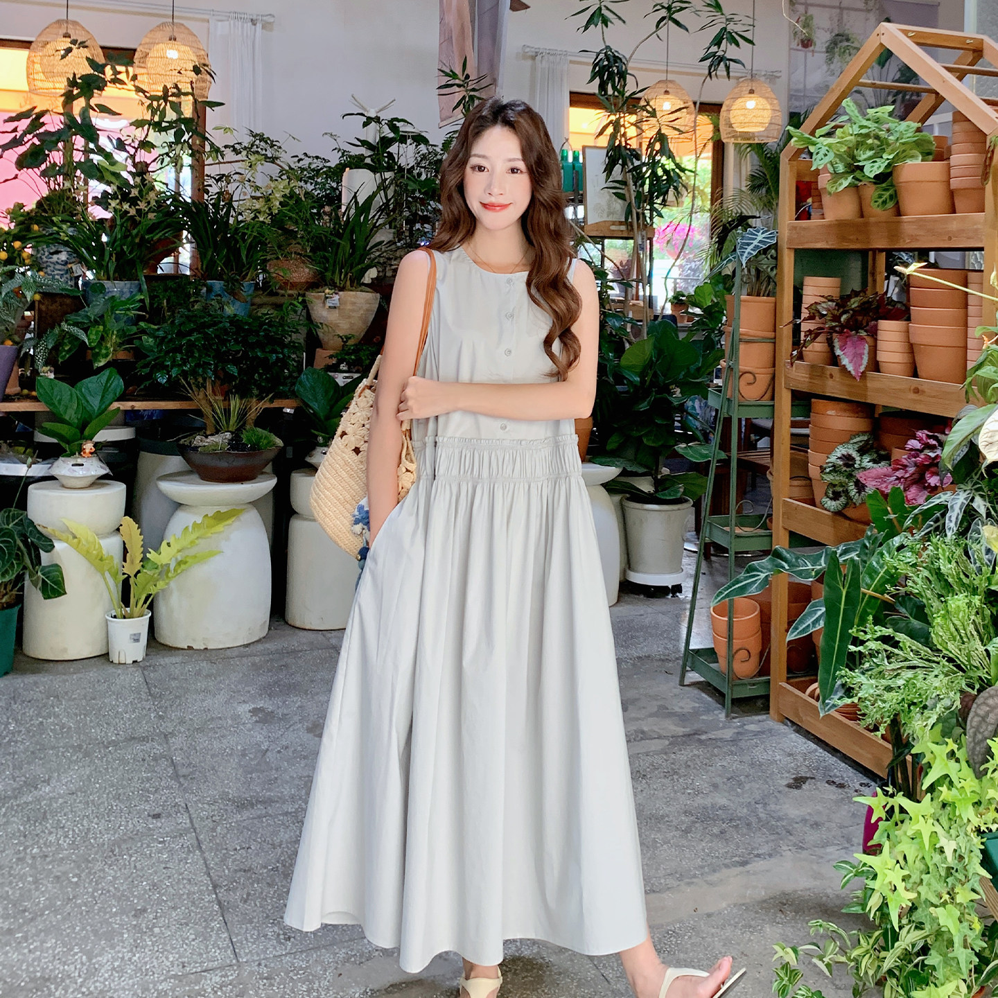 灰白色韩系减龄打揽花边背心连衣裙女2026初夏新款休闲时尚A字裙