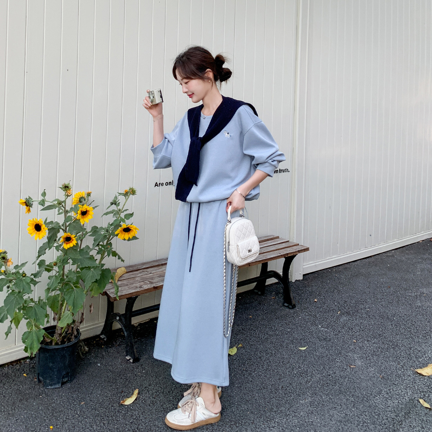 春季减龄时尚休闲风小马卫衣套装女2026新款圆领上衣半身裙两件套