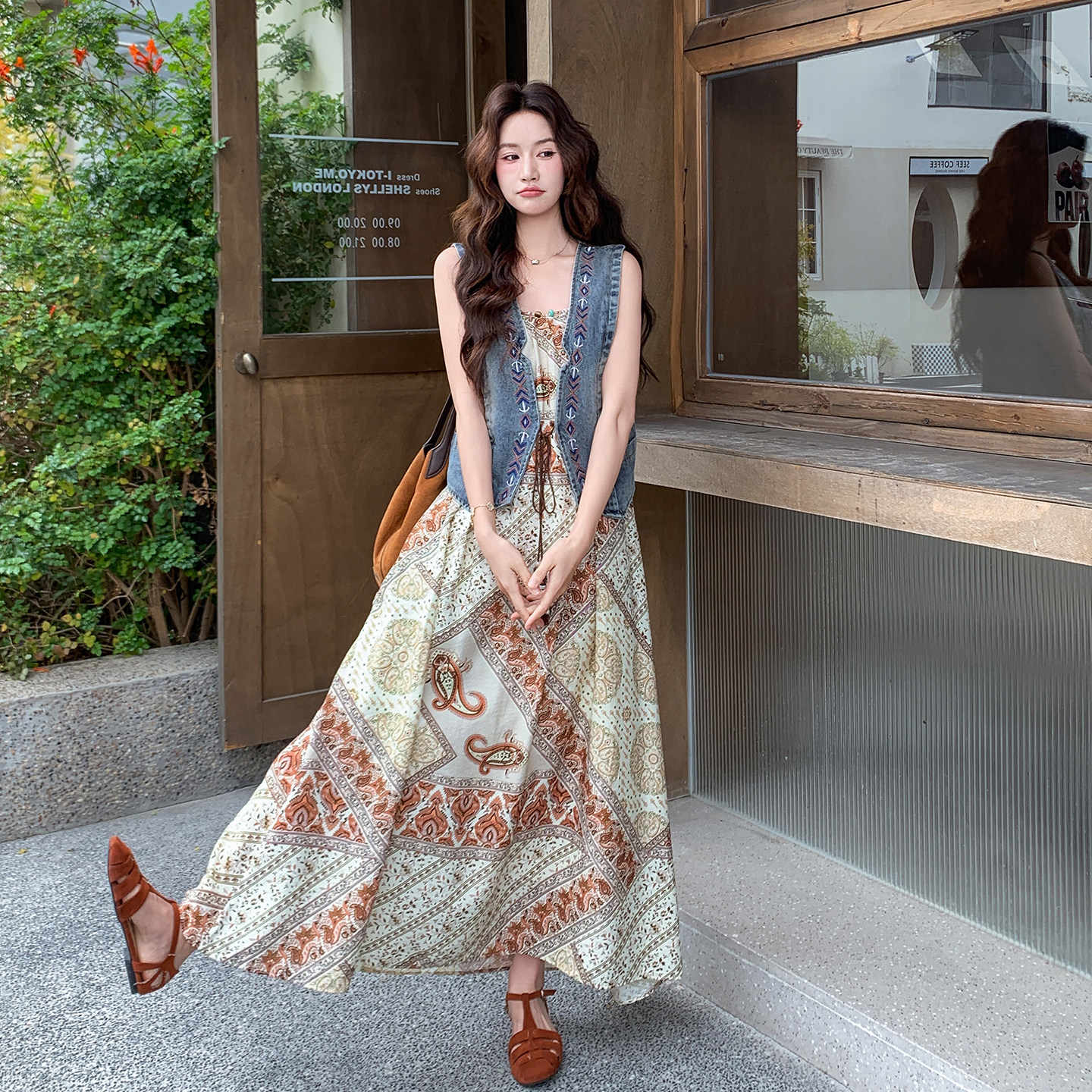 夏日波西米亚度假风吊带印花连衣裙套装女2026新款牛仔马甲两件套