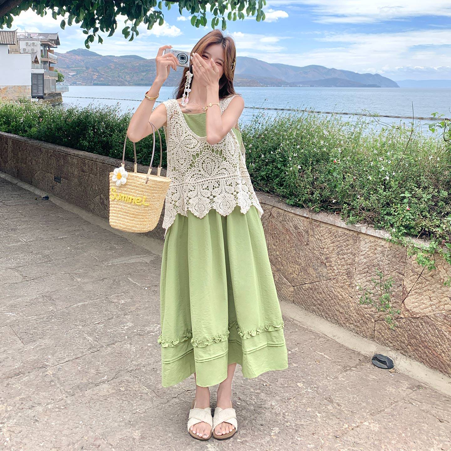 果绿色俏皮减龄少女感穿搭夏日钩花马甲吊带连衣裙两件套2026新款