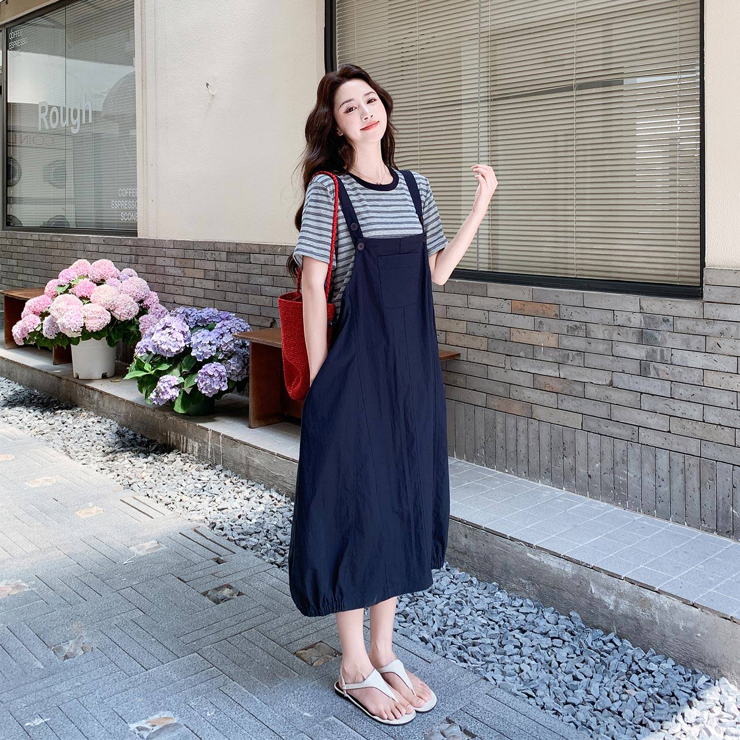 盐系俏皮百搭学院风花苞背带裙套装2026夏新款减龄条纹T恤两件套