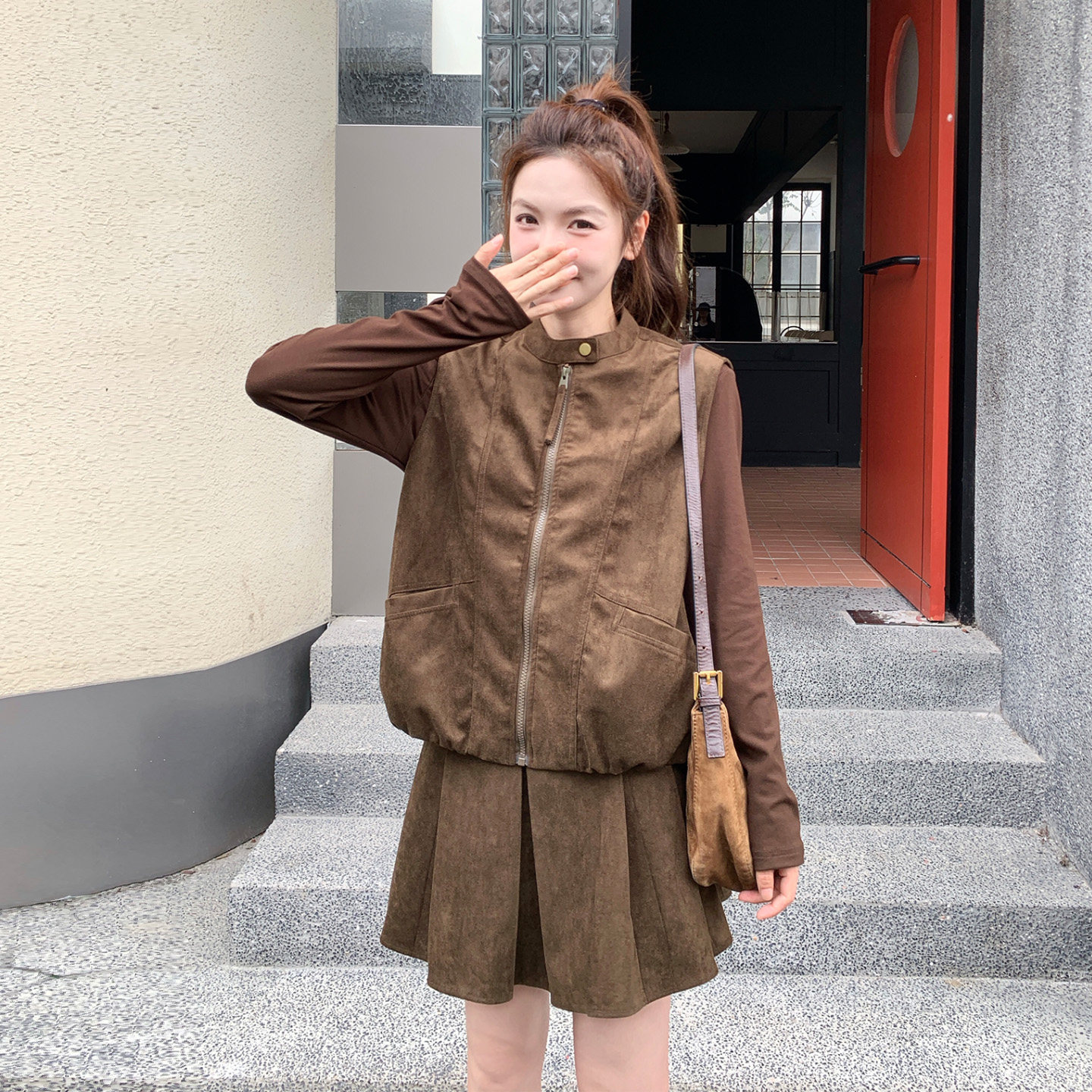 咖棕色麂皮马甲三件套女秋显瘦